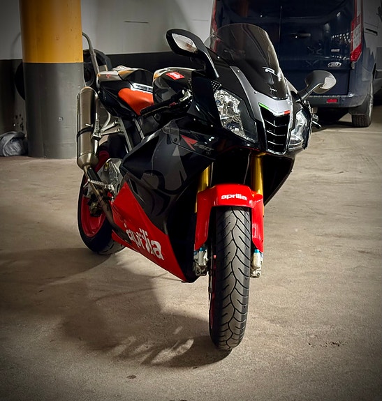Aprilia RSV 1000 R 3 of 11