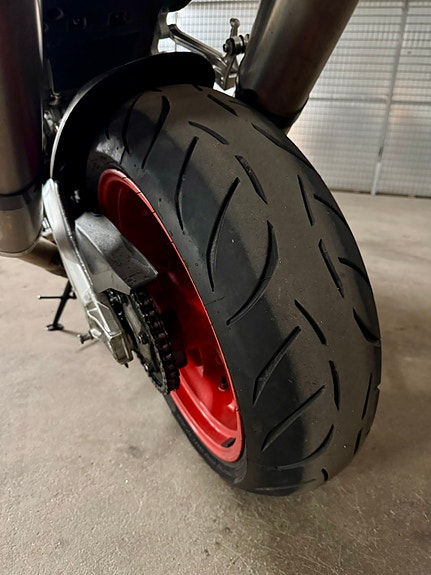 Aprilia RSV 1000 R 8 of 11