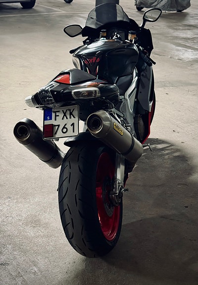 Aprilia RSV 1000 R 7 of 11