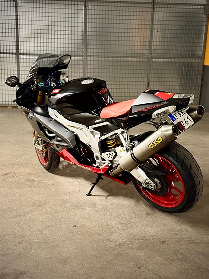 Aprilia RSV 1000 R 4 of 11