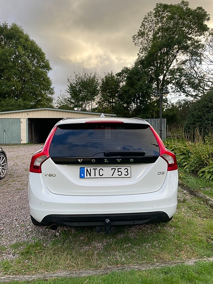 Volvo V60 2 of 17