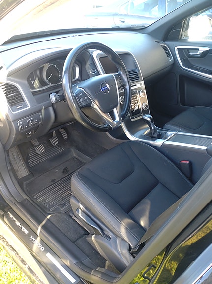 Volvo XC60 2 of 6