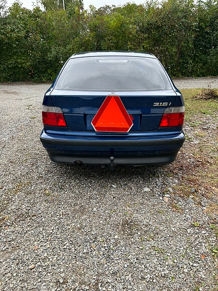 BMW 316i 3 of 4