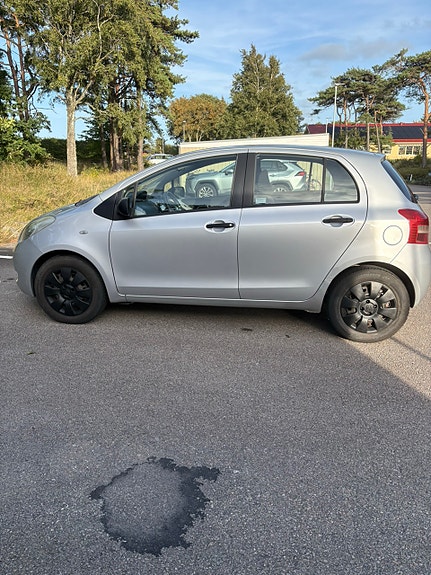 Toyota Yaris 2 of 5