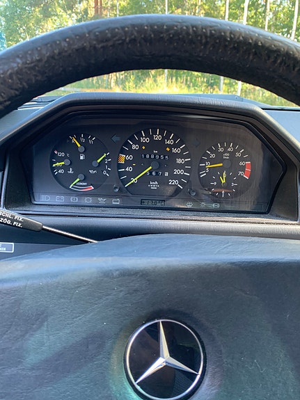 Mercedes-Benz 230 CE 2 of 8
