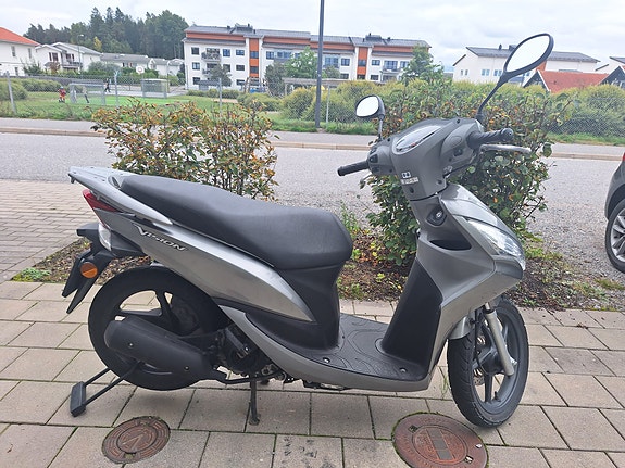 Honda Vision 2 of 8