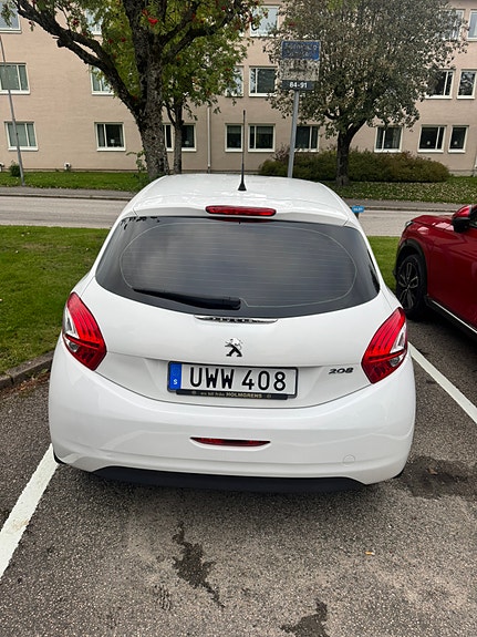 Peugeot 208 2 of 5