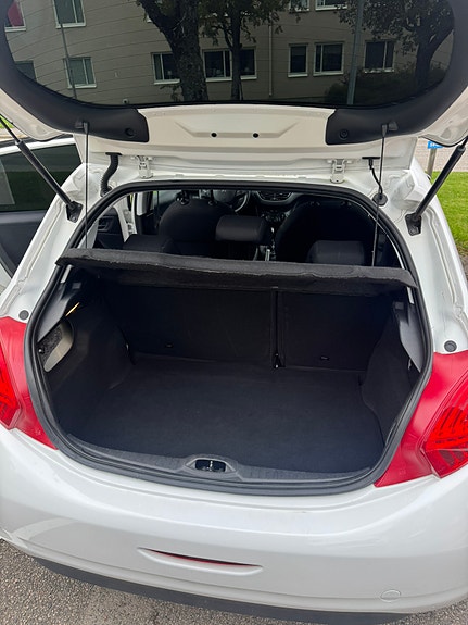 Peugeot 208 3 of 5