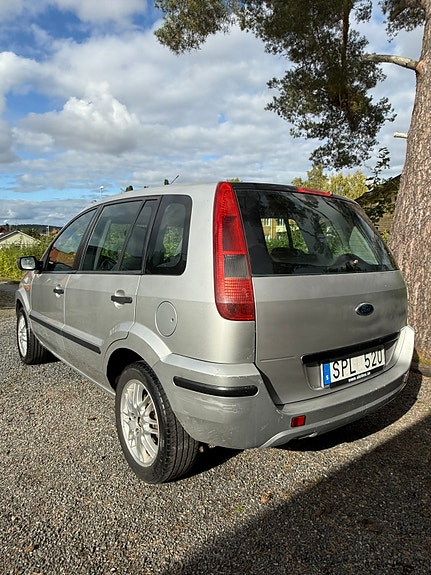 Ford Fusion 2 of 6