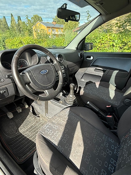 Ford Fusion 4 of 6