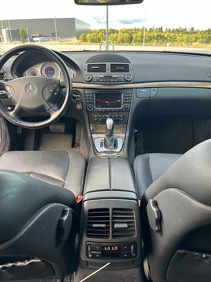 Mercedes-Benz E320 11 of 11