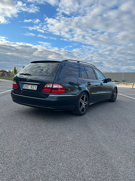 Mercedes-Benz E320 5 of 11