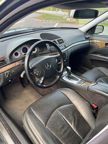 Mercedes-Benz E320 9 of 11
