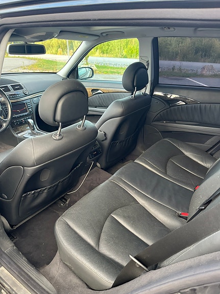 Mercedes-Benz E320 10 of 11