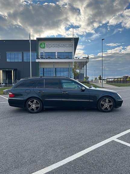 Mercedes-Benz E320 4 of 11