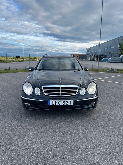 Mercedes-Benz E320 3 of 11