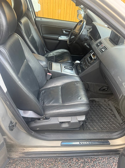 Volvo XC90 2 of 17