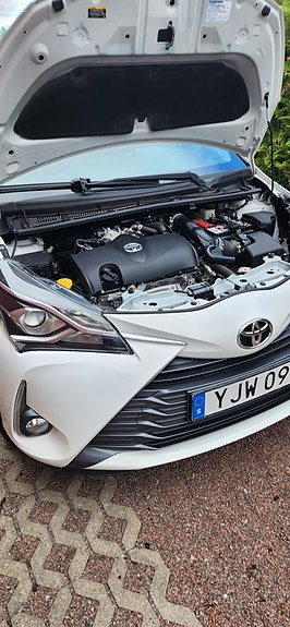 Toyota Yaris 2 of 6