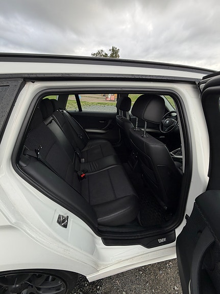 BMW 320d 4 of 6