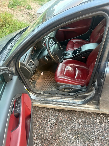 Volvo V70 2 of 5
