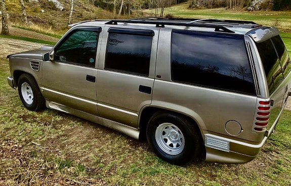Chevrolet Tahoe 2 of 3