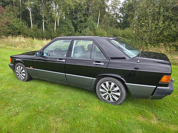 Mercedes-Benz 190 2 of 5