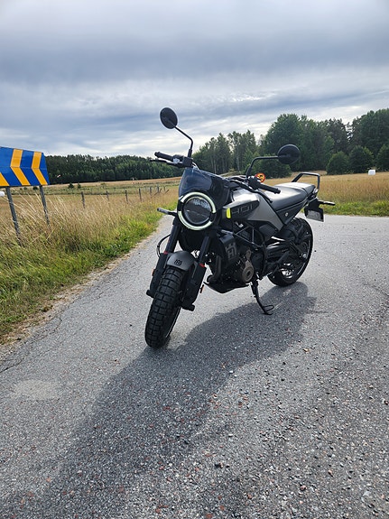 Husqvarna HUSQVARNA SVARTPILEN 401 3 of 8