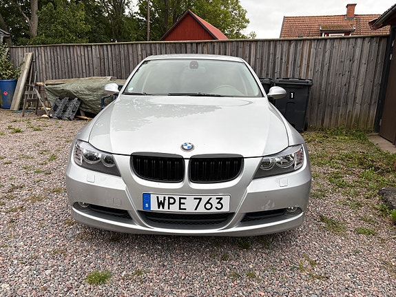 BMW 320i 2 of 19