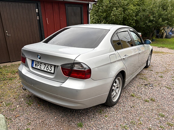BMW 320i 5 of 19