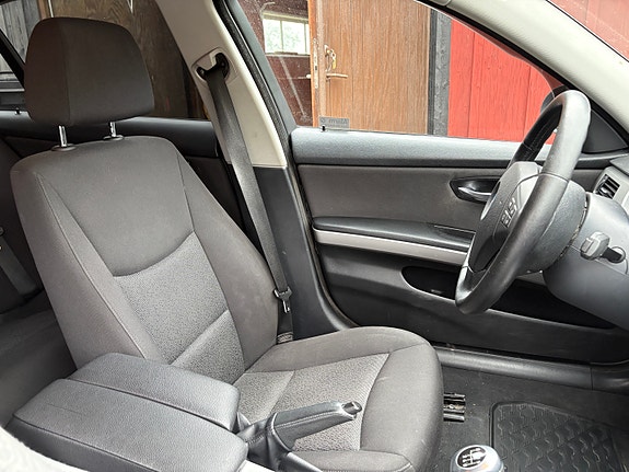 BMW 320i 11 of 19