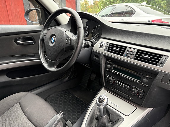 BMW 320i 13 of 19
