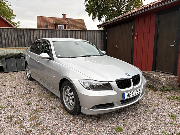 BMW 320i 3 of 19