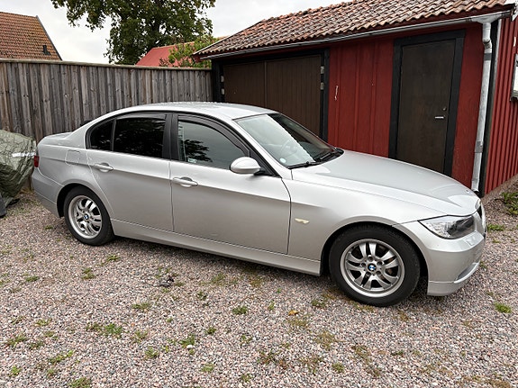 BMW 320i 4 of 19