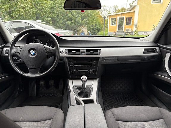 BMW 320i 6 of 19