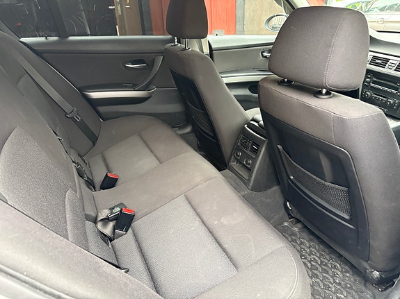 BMW 320i 12 of 19