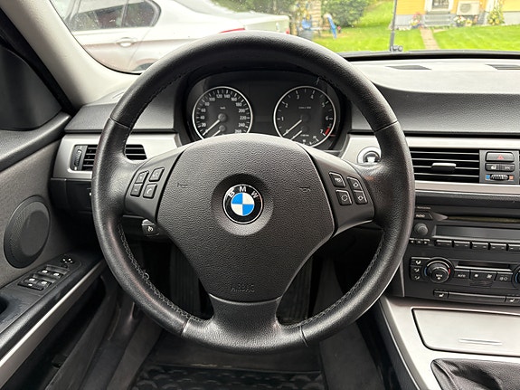 BMW 320i 7 of 19