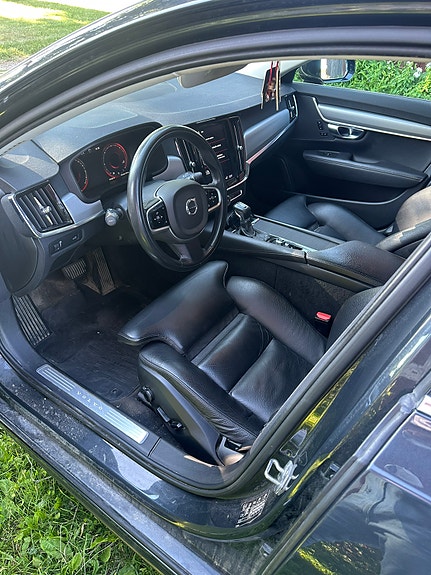 Volvo V90 2 of 7