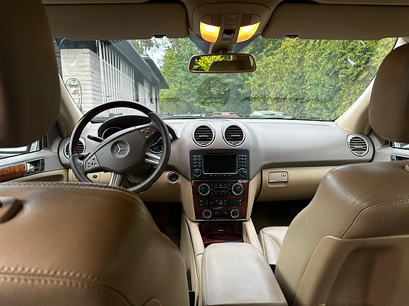 Mercedes-Benz ML420 4 of 11
