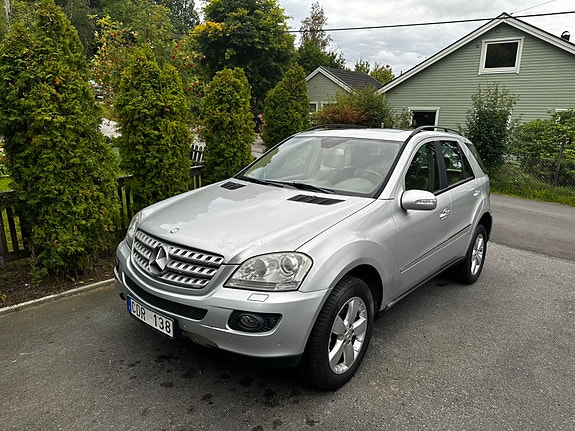 Mercedes-Benz ML420 2 of 11