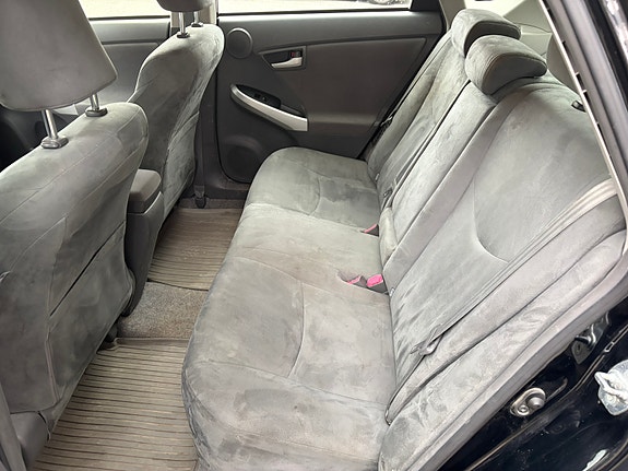 Toyota Prius 8 of 13