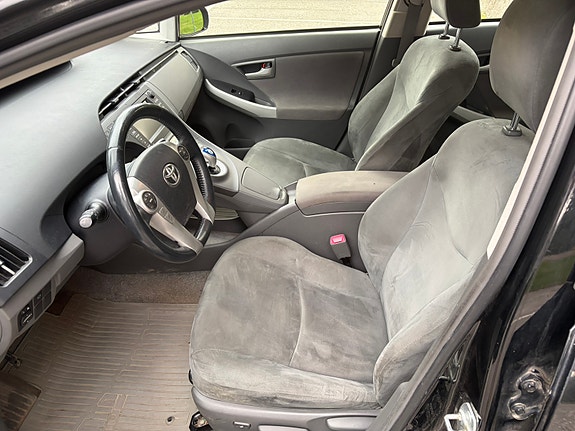 Toyota Prius 7 of 13
