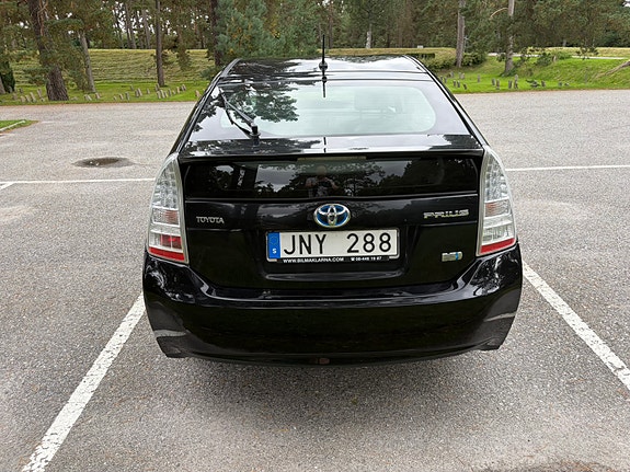 Toyota Prius 4 of 13