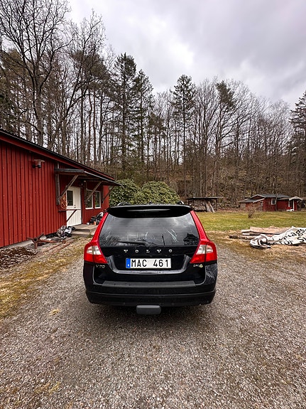 Volvo V70 2 of 8