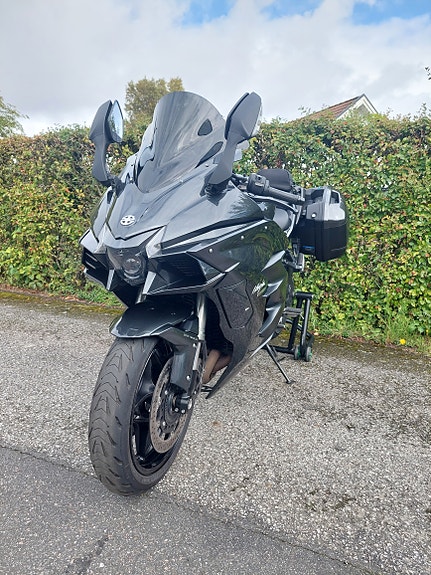 Kawasaki Ninja H2 SX 3 of 9