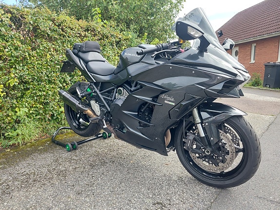 Kawasaki Ninja H2 SX 2 of 9