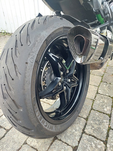 Kawasaki Ninja H2 SX 7 of 9