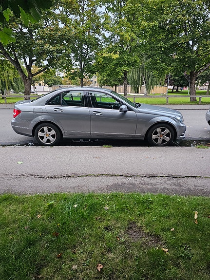 Mercedes-Benz C180 3 of 9