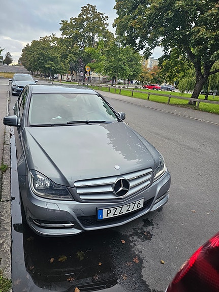 Mercedes-Benz C180 2 of 9