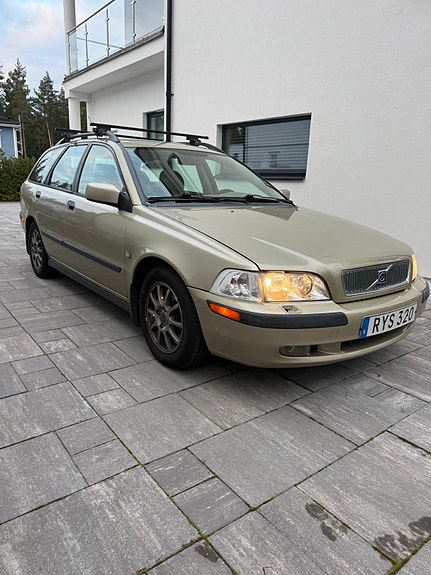 Volvo V40 2 of 11