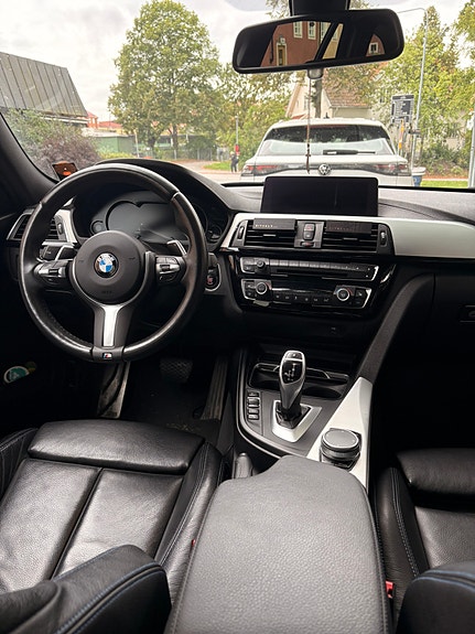 BMW 320i 14 of 22